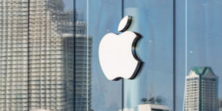 Het Apple logo op een kantoor.